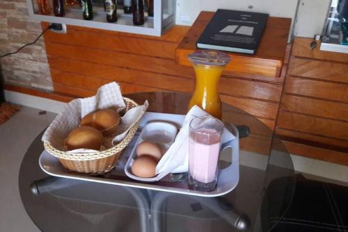 una mesa con una cesta de huevos y una botella de zumo. en Paradisse, en Huacho