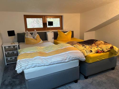 1 Schlafzimmer mit 2 Einzelbetten und einem Fenster in der Unterkunft Nina Apartments in Mühlhausen