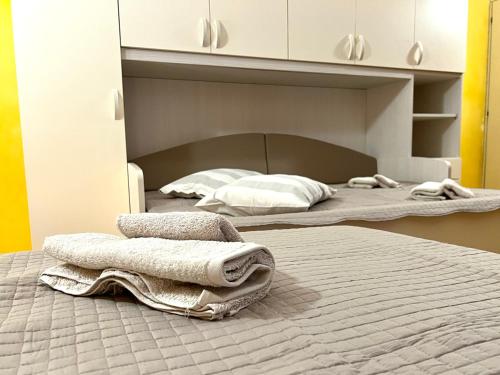 2 posti letto in camera con asciugamani di La Ninfea di Luca a due passi da Sirmione a San Martino della Battaglia