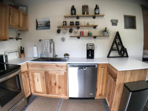 Una cocina o cocineta en Sporty Mountain & Lake View 3rd Floor Studio