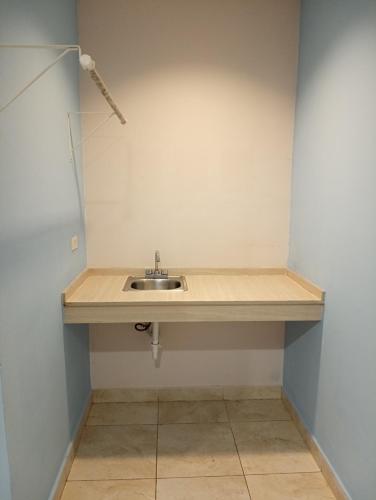 un lavabo en la esquina de una habitación en Brisas de Coclé en Penonomé