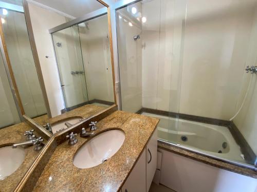 Ένα μπάνιο στο Guarujá, Pintangueiras, Flat