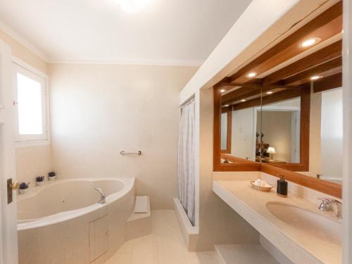 Baño blanco con bañera y lavamanos en Hotel Casa Campo by Cassana, en Arequipa
