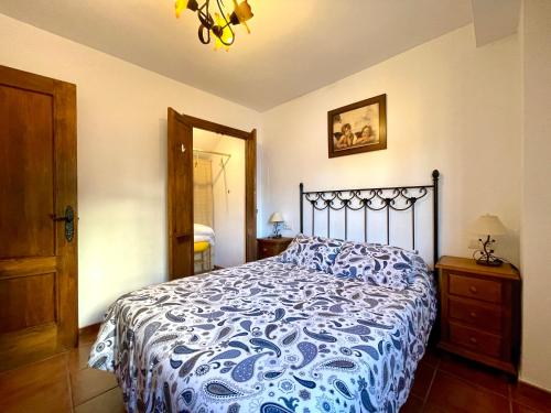 Ένα ή περισσότερα κρεβάτια σε δωμάτιο στο Apartamentos Axarquia , Frigiliana, terraza privada con vistas a la montaña rio y al mar