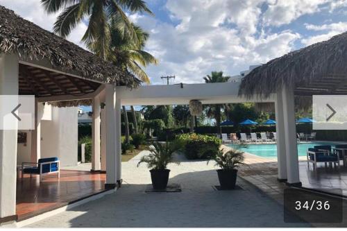 Bazén v ubytování Playa Juan Dolio, RD-Acceso Privado A La Playa Justo Al Frente En 1ra Línea, Áreas Sociales, BBQ, Piscina, Gazebos-Parqueo-Wifi-Netflix-Al Lado De Minimarket, Restaurantes, Bares, Tiendas, Clubes de Playa, Campos De Golf, Bancos Comerciales y más nebo v jeho okolí