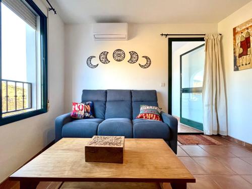 Χώρος καθιστικού στο Apartamentos Axarquia , Frigiliana, terraza privada con vistas a la montaña rio y al mar