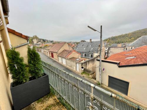 Blick auf die Stadt vom Balkon eines Gebäudes in der Unterkunft Prison dorée 52m2 à la frontière du Luxembourg 5P in Sierck-les-Bains