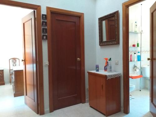 baño con puerta marrón y lavamanos en Room in Guest room - Double Room in Chalet in Toledo, en Toledo