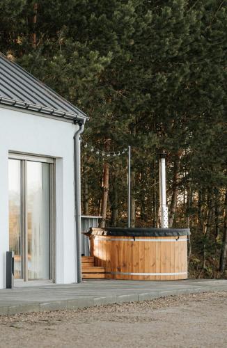 a wooden tub on the side of a house at Koło Wody in Strzelce