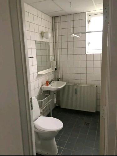 y baño con aseo y lavamanos. en Bjergvænget 16, 2400 København en Copenhague