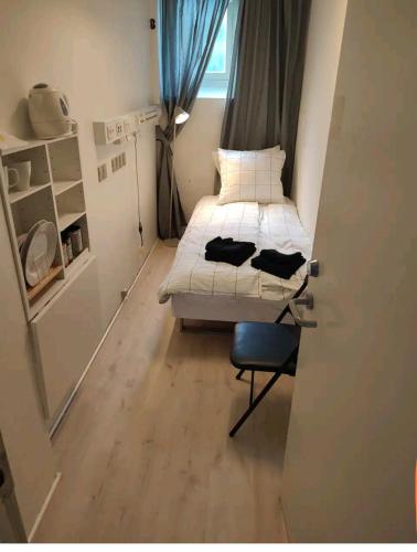 Camera piccola con letto e sedia di Bjergvænget 16, 2400 København a Copenaghen