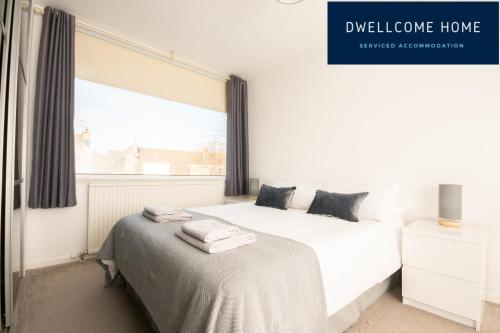 a bedroom with two beds and a window at Free Drive Parking, Outside LEZ Zone, Garden, Fast WIFI, lovely quiet street, Ideal for long term contractor, corporate etc stays - Dwellcome Home Ltd 5 Double Bedroom 2 and a half Bathroom Aberdeen House - see our site for assurance in Aberdeen