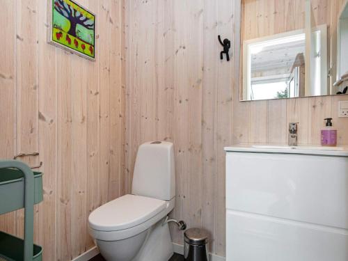 Fjand GårdeにあるThree-Bedroom Holiday home in Ulfborg 16のバスルーム(白いトイレ、シンク付)