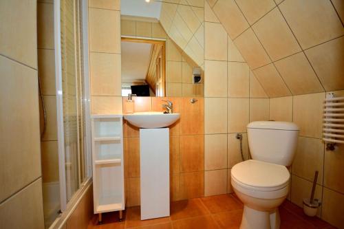 une petite salle de bain avec toilettes et lavabo dans l'établissement Willa Ewka, à Kościelisko