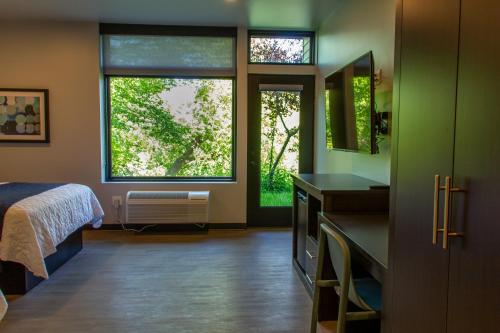 Postel nebo postele na pokoji v ubytování Watershed Hotel