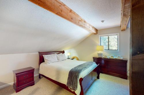 een slaapkamer met een bed en een raam bij Kingswood 12H in White River Junction