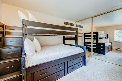 een slaapkamer met een stapelbed en een spiegel bij Lake Tahoe Retreat in Incline Village