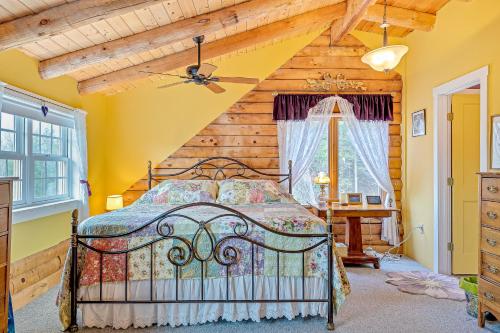 ein Schlafzimmer mit einem Bett und einer Holzdecke in der Unterkunft Wood Road Retreat in Quechee