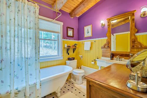 uma casa de banho com uma banheira, um WC e um lavatório. em Wood Road Retreat em Quechee