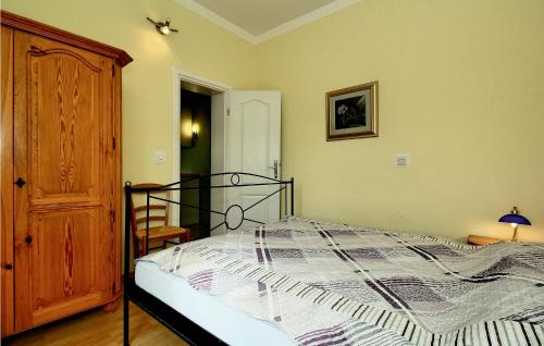 En eller flere senger på et rom på 1 Bedroom Beautiful Apartment In Porec
