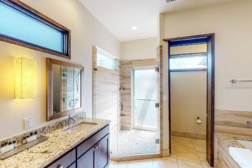 łazienka z 2 umywalkami i prysznicem w obiekcie Riverbend Cabin #012 w mieście Spicewood