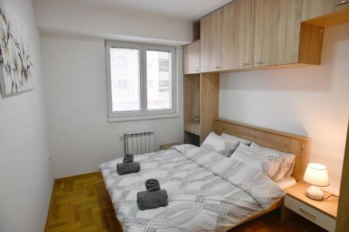 Postel nebo postele na pokoji v ubytování Chic Urban Retreat with Balcony, Parking & Wi-Fi