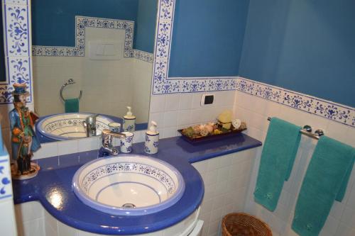 リーパリにあるVilletta Ericaのバスルーム(シンク2台、青と白のバスルーム付)