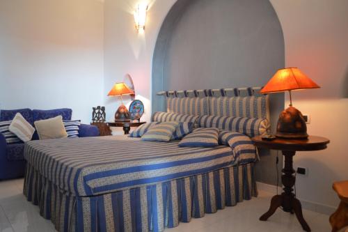 リーパリにあるVilletta Ericaのベッドルーム(青と白のベッド1台、テーブル付)