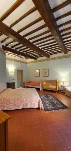 サン・ミニアートにあるSoggiorno Dimora Del Grifoの木製の天井が特徴のベッドルーム1室(大型ベッド1台付)