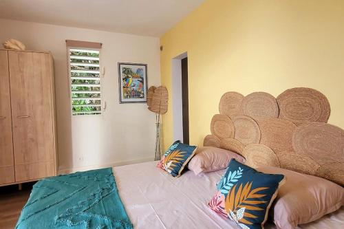 Giường trong phòng chung tại A Perle de vue - Appartement de charme Piscine & spa avec vues mer & forêt