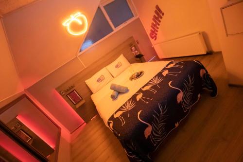 a small room with a bed in a room at Motel ruta slavic in Punta Arenas