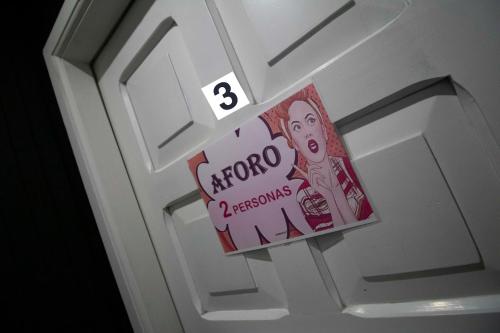 a sign hanging on the door of a room at Motel ruta slavic in Punta Arenas