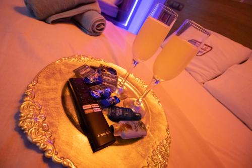 a table with a plate with a bottle and two glasses at Motel ruta slavic in Punta Arenas