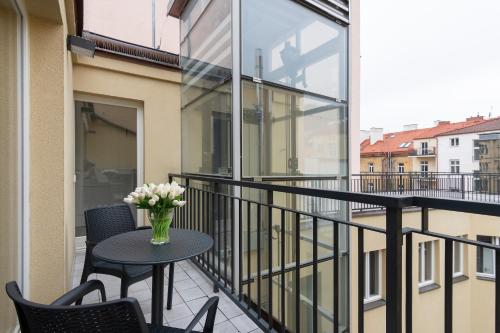 Balcone o terrazza di Kinsky Garden Apartments and Suites by Dwellfort