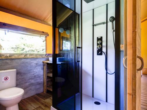 Koupelna v ubytování Chic Glamping Escape with Pool