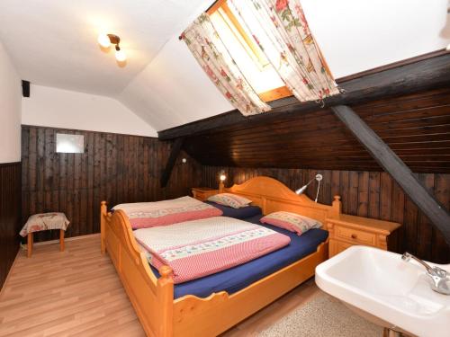 1 dormitorio con cama y lavamanos en Spacious Holiday Home in Zenting with Private Garden en Zenting
