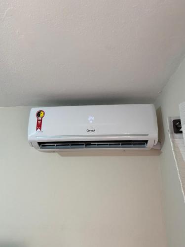 a ceiling mounted air conditioner on a ceiling at Casa aconchegante à 400m da Praia da Tartaruga - Ar condicionado - WIFI 450MB - Netflix - Cozinha Completa - Garagem in Rio das Ostras