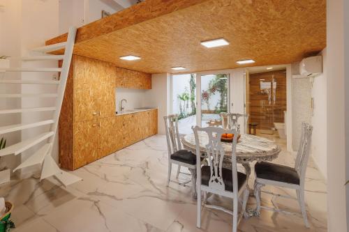 瓦倫西亞的住宿－Loft con mucha luz en el centro Barrio Ruzafa，厨房以及带桌椅的用餐室。