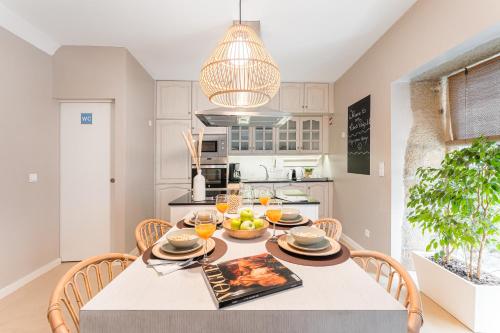 a dining room with a table and chairs at Victoria Project - Houses - Private Parking in Porto