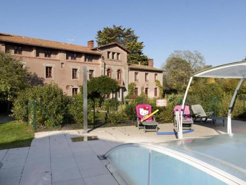 une piscine devant une maison dans l'établissement Maison de Charme avec Piscine, 4 Chambres, Proche Clisson et Nantes - FR-1-426-93, à Cugand