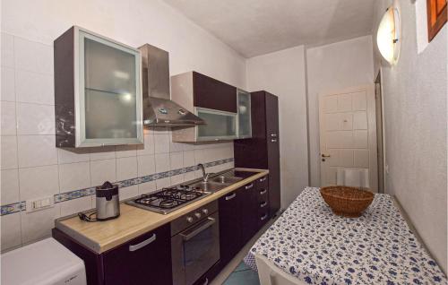 Virtuve vai virtuves zona naktsmītnē Beautiful Apartment In Lacco Ameno With Wifi