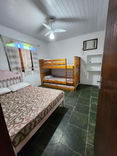 a bedroom with two bunk beds and a ceiling at recanto paraty mirim in Paraty