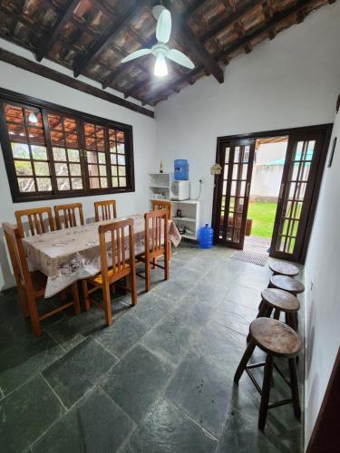 a kitchen and dining room with a table and chairs at recanto paraty mirim in Paraty