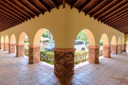 una fila de arcos en un edificio en Finca Hotel Guadalupe, en Santa Fe de Antioquia