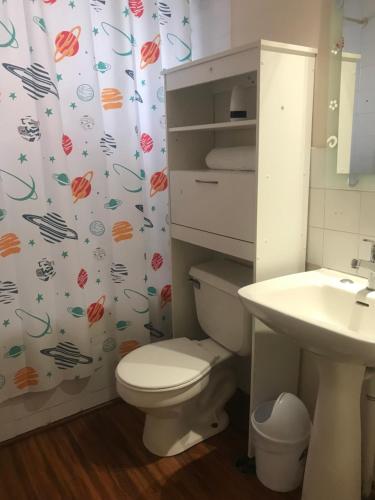 Bilik mandi di Casa familiar excelente ubicación a 5 min de Avda del Mar