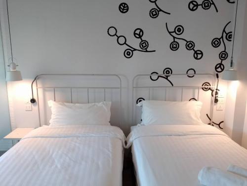 Voodi või voodid majutusasutuse Bedspread Hostel toas