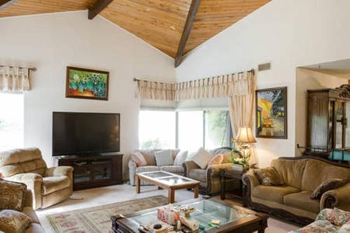 een woonkamer met banken en een flatscreen-tv bij Beautiful House with Fantastic view in Azusa in Azusa