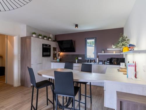 une cuisine avec une table et des chaises dans une pièce dans l'établissement Appartement T3 avec Balcon à Arcachon - 4 pers, Proche Plage et Commerces - FR-1-319-434, à Arcachon
