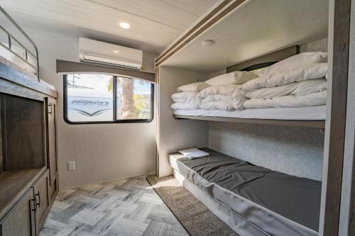 een kleine kamer met 2 stapelbedden in een camper bij 淡島シーサイドコテージ in Anan