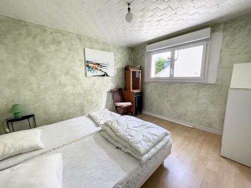 Schlafzimmer mit einem Bett und einem Fenster in der Unterkunft Appartement Saint-Pair-sur-Mer, 3 pièces, 4 personnes - FR-1-361-455 in Saint-Pair-sur-Mer